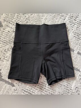 EUC Salutation Stash ii Athleta size small 5" black biker athletic short